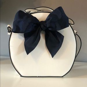 London Fog White crossbody bag with bow detail